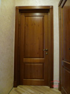 Деревянная дверь с отделкой тоном Дверь деревянная в дом