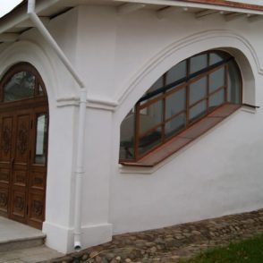 Тихвинский монастырь (Трапезные палаты окна и дверь)