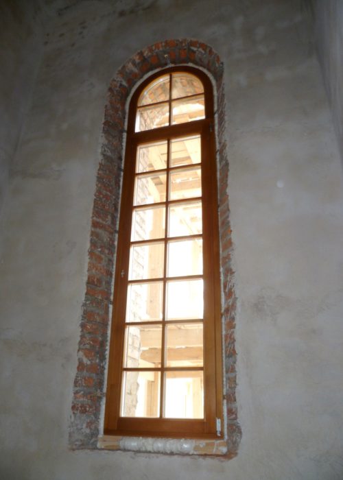 Церковь Иоанна Богослова (длинное окно изнутри)